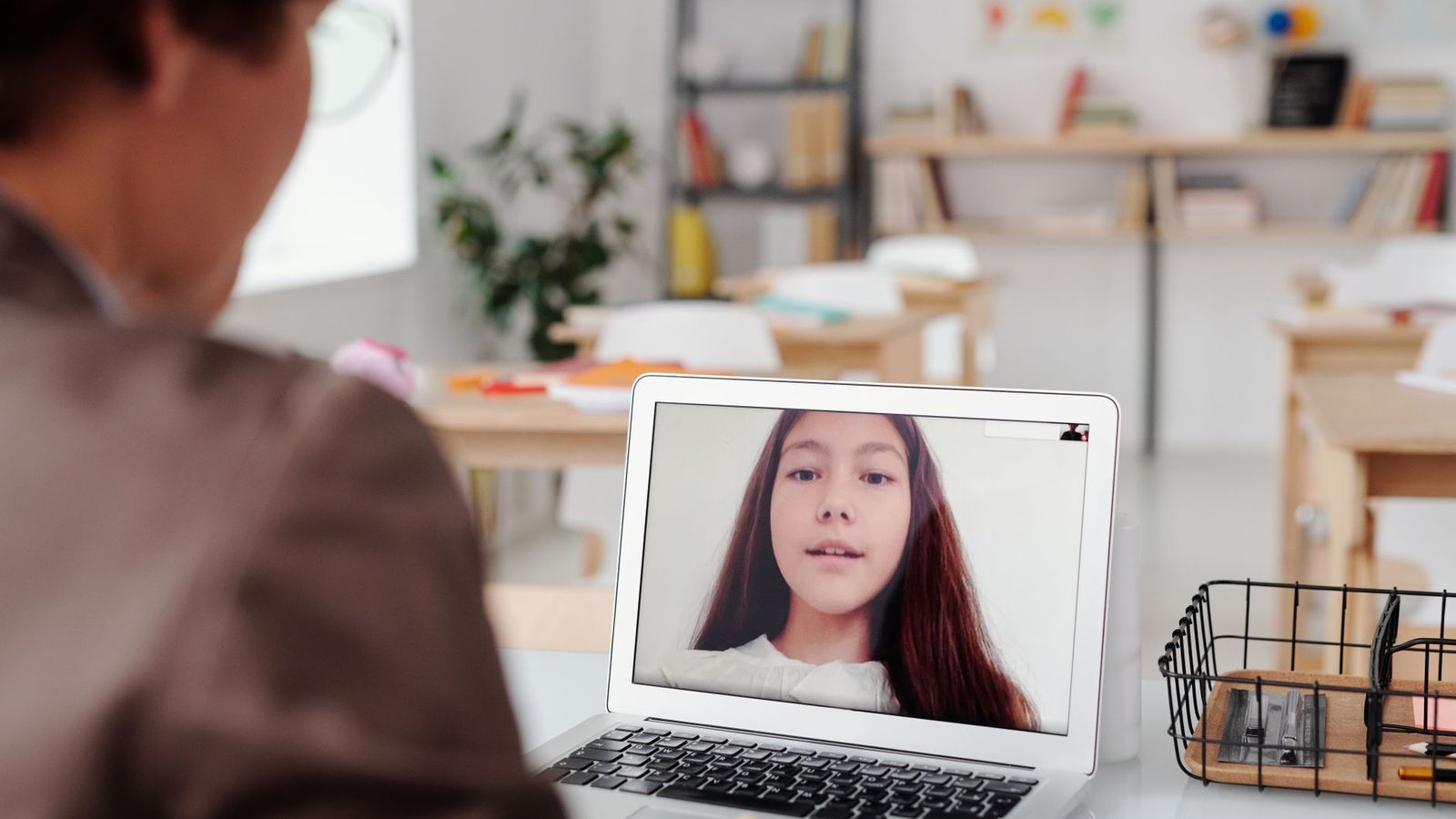 Un cours en ligne affiché sur l'écran d'un ordinateur portable