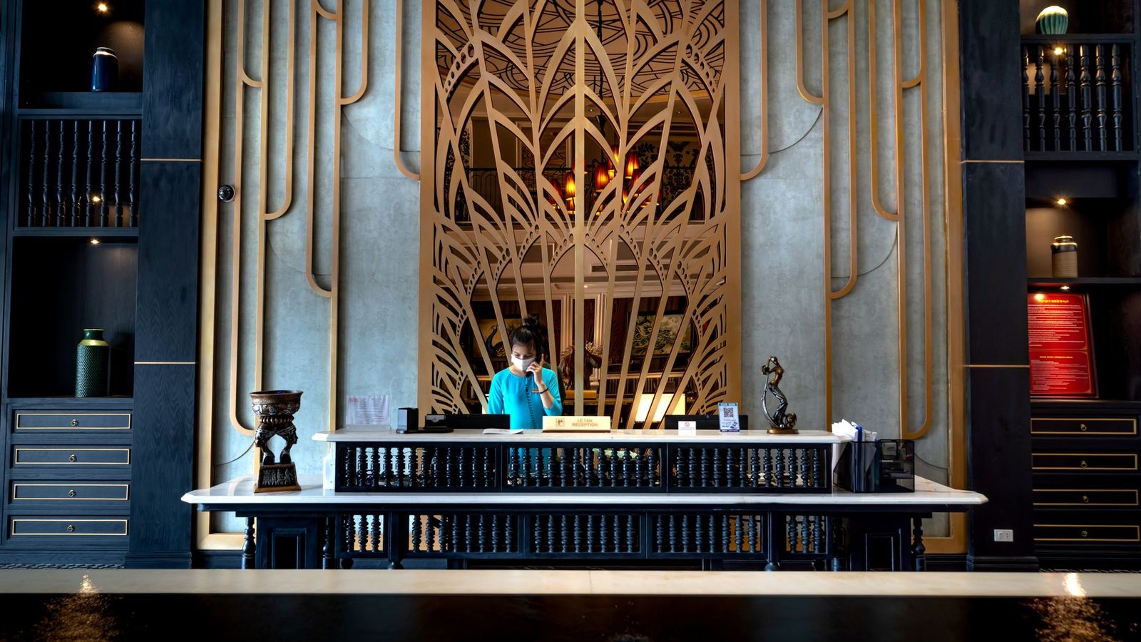 Le comptoir de conciergerie d'un hall d'hôtel de luxe