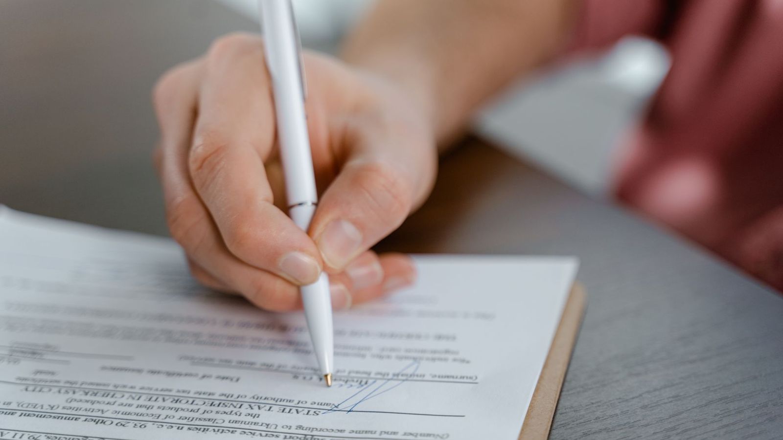 Une signature de contrat, stylo posé sur les feuilles