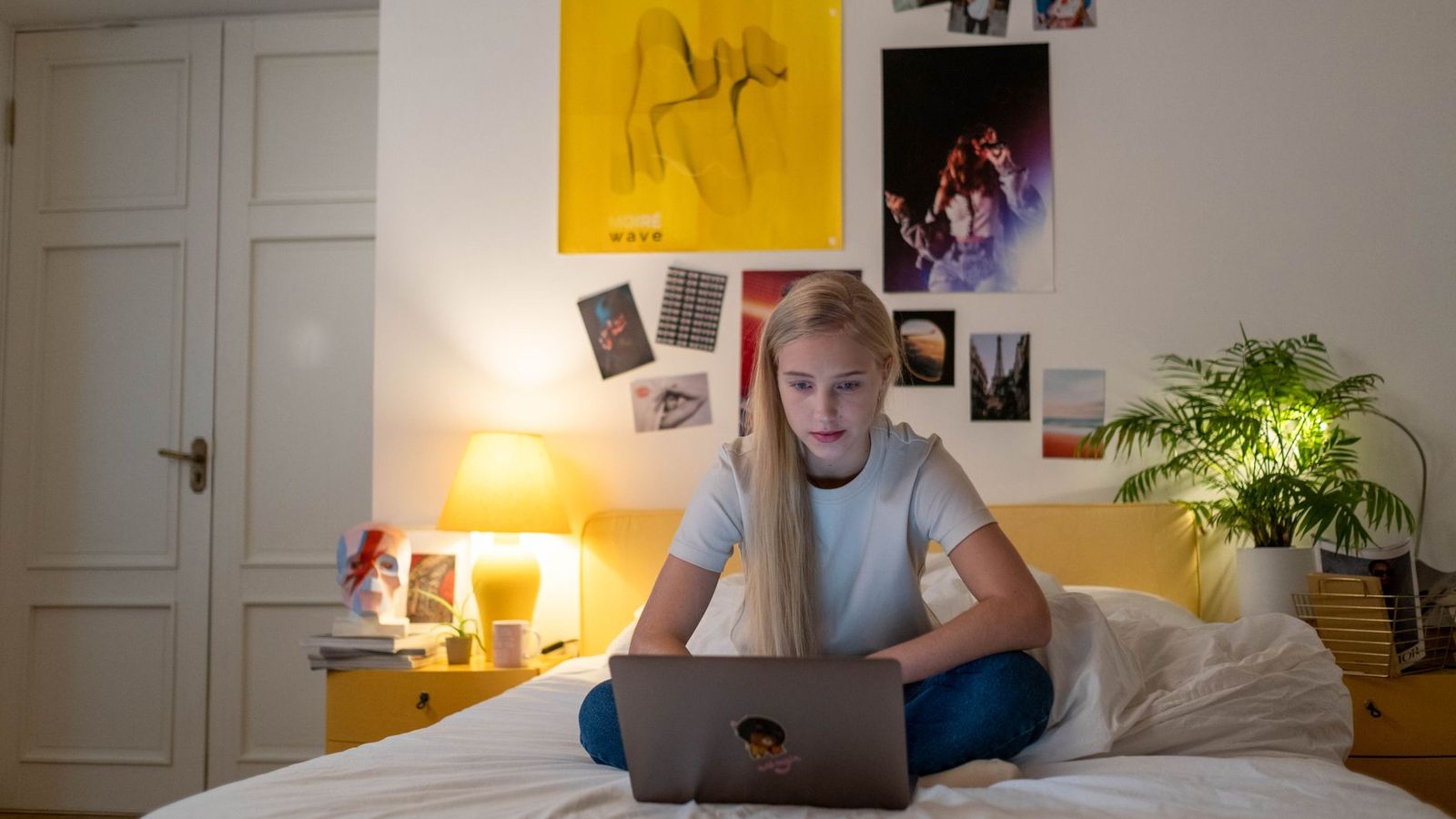 Une personne qui étudie sur un ordinateur portable chez elle