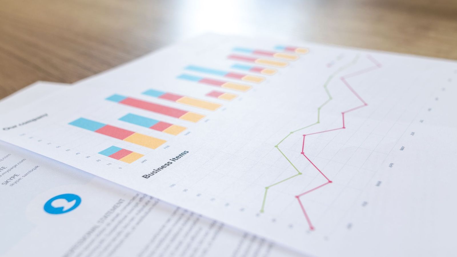 Un graphique financier imprimé sur une feuille